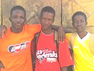 se sont mes amis  Yves ,Ibra et Youssouf